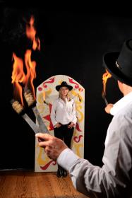 Messerwerfer Circus & artistische Westernshow Martini Messerwerfer Circus & artistische Westernshow Martini