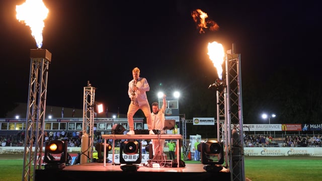 Video: Stadion-Showact mit Live-Sax